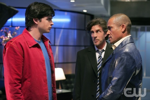 TheCW Staffel1-7Pics_198.jpg - "Phantom" --  (R-L) Phil Morris as John "Martian Manhunter", John Glover as Lionel Luthor and Tom Welling as Clark Kent star in SMALLVILLE, on The CW Network. Photo: Michael Courtney/The CW Â© 2007 The CW Network, LLC. All Rights Reserved.